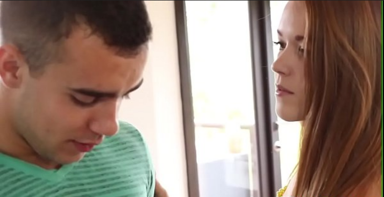 شاب خجول مع صديقته الجميلة