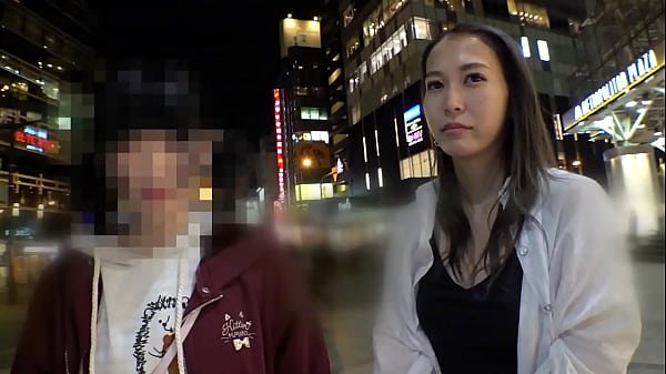 路上でマン汁ダラダラ！デニムも濡れるッ！異常に敏感な巨乳×くびれ美女！ラブホから漏れる他人の喘ぎ声で足がガクガク！？
