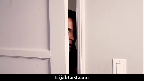 Hijab Girl Invites Her American Boyfriend to Have Some Sneaky Fun – Hijablust